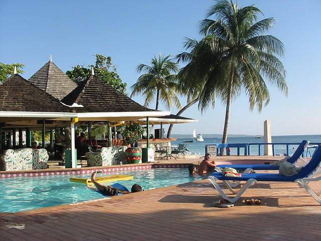 Sandals Piano Bar, Jacuzzi & pool