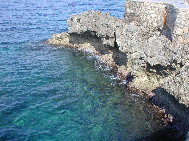 Cliffs @ Samsara - good snorkeling
