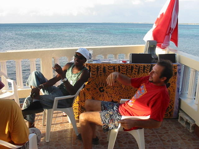 Andrew & 22 Pac chilling out by the sea at the end of a long, very enjoyable & BUSY day ..see you all at the next one I